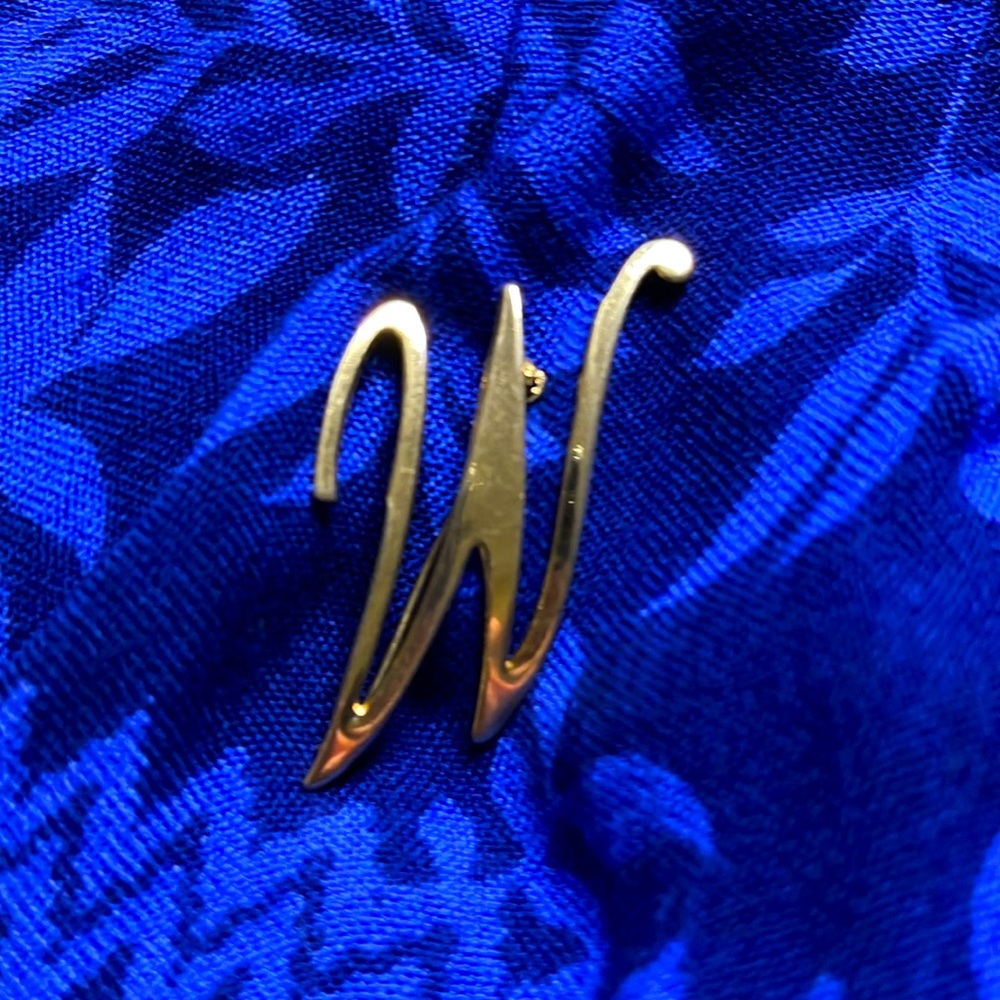 Beautiful Vintage“W” brooch pin. Can be turned other way to be a “M”.Gold tone.